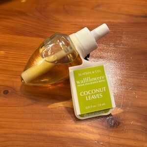Bath & Body Works COCONUT LEAVES Wallflower Home
Fragrance Refill Bulb
